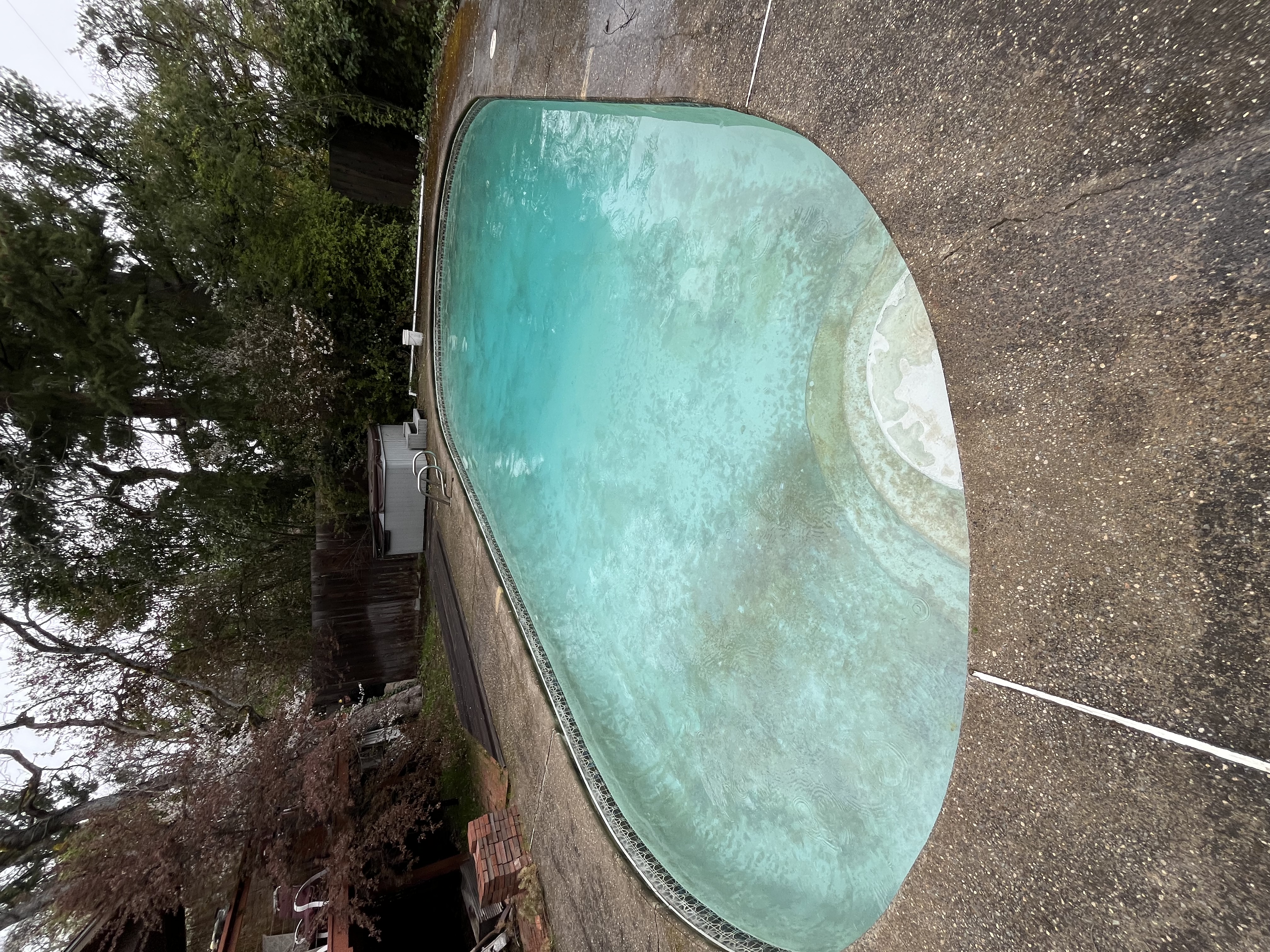 Sparkling clean round pool after professional service